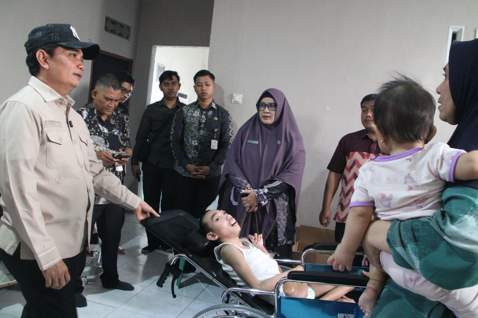Fari Bersyukur, Zikri Dapat Bantuan Kursi Roda Khusus